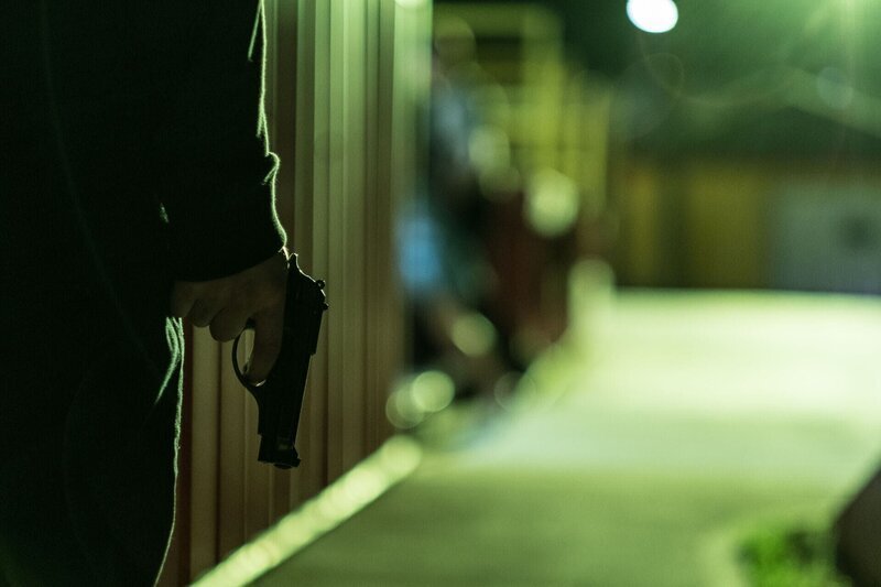 Eine Person hält eine Waffe in der Hand – Bild: Darren Goldstein /​ cinflx /​ © DSG Photo ©2017 Cineflix ©CI – Crime + Investigation-Phoctocredit Mandatory, Editorial Use Only, NO archive, NO Resale