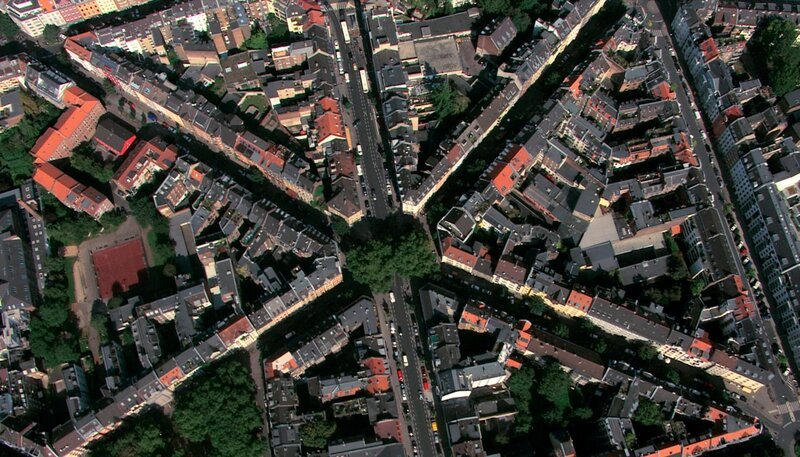 In der Viertelstruktur moderner Großstädte, wie hier die Kölner Südstadt, kann man noch dorfähnliche Züge erkennen. – Bild: WDR/​2pilots