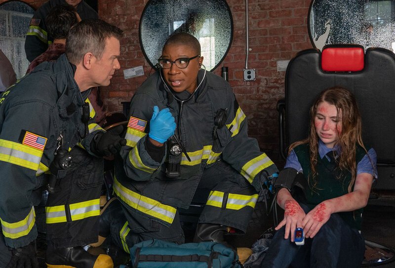 9-1-1: L-R: Peter Krause, Aisha Hinds and guest star Kylierae Condon in the „New SensationâÄ episode of 9-1-1 airing Monday, April 10 (8:00–9:01 PM ET/​PT) on FOX. – Bild: 2022 FOX MEDIA LLC. CR: Jack Zeman/​ FOX.