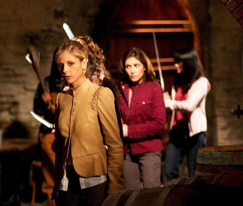 Buffy (Sarah Michelle Gellar, l.) und Kennedy (Iyari Perez Limon, r.) müssen es mit einem neuen gefährlichen Gegner aufnehmen, der im Auftrag der Macht des Bösen Todesboten ausgesandt hat, um Anwärterinnen auf der ganzen Welt zu töten … – Bild: ATV2
