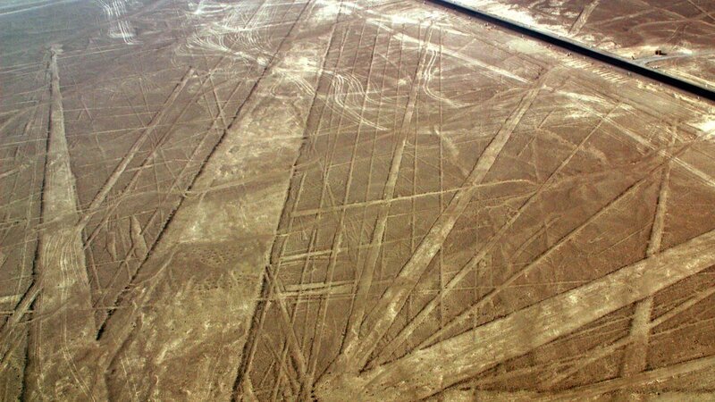 Kornkreise und Muster in Feldern sehen aus der Luft wie gigantische Landebahnen von Flugkörpern aus. – Bild: N24 Doku
