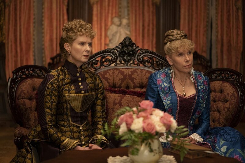 l-r: Ada Brook (Cynthia Nixon), Agnes Van Rhijn (Christine Baranski) – Bild: 2021 Home Box Office, Inc. All rights reserved. HBO® and all related programs are the property of Home Box Office, Inc.
