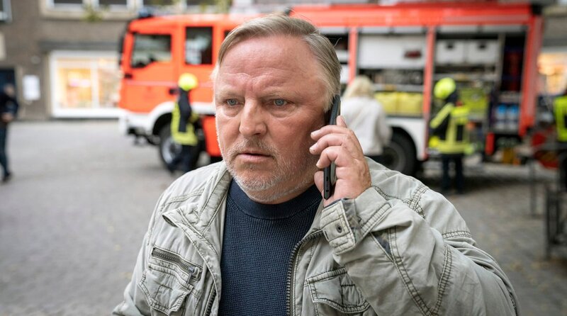 Thiel (Axel Prahl) erhält telefonisch wichtige Ermittlungsergebnisse. – Bild: WDR/​Bavaria Fiction GmbH/​Thomas Kost