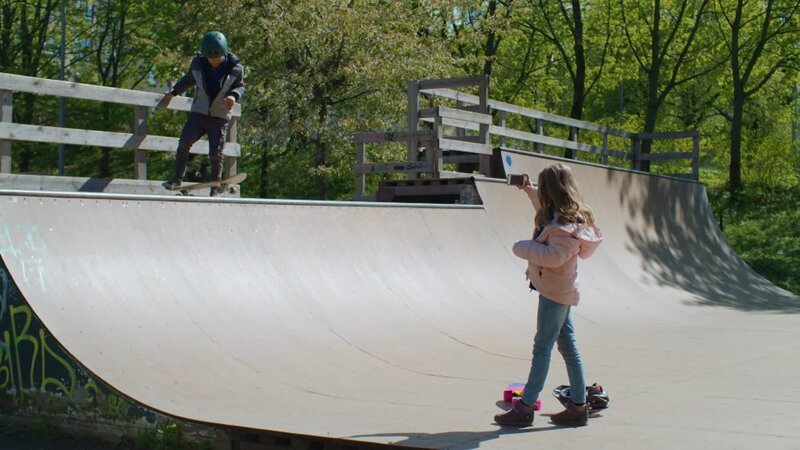 Sigrid (Maria Ross) filmt Nico (Mikkel Brennhovd) bei einem Skateboardtrick auf der Rampe. – Bild: WDR