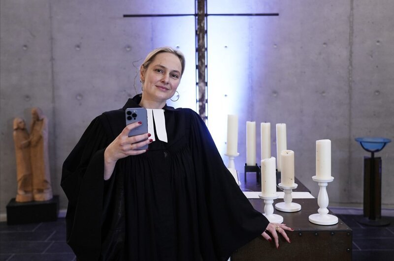 Josephine Teske ist eine moderne Pfarrerin und Influencerin aus Hamburg. – Bild: ZDF und Anna Baranowski.
