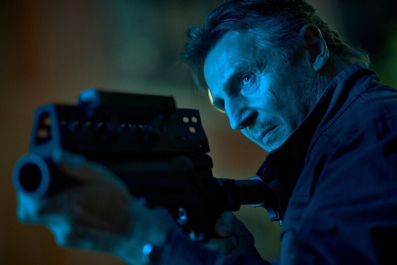 Wenn nötig, greift Travis Block (Liam Neeson) auch zu großen Waffen, um das Leben jener zu schützen, die ihm anvertraut wurden. – Bild: ZDF und BEN KING PHOTOGRAPHER.