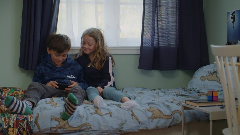 Sigrid (Maria Ross) freut sich, dass Nico (Mikkel Brennhovd) sich mit ihr zusammen ein Video ansieht. – Bild: WDR
