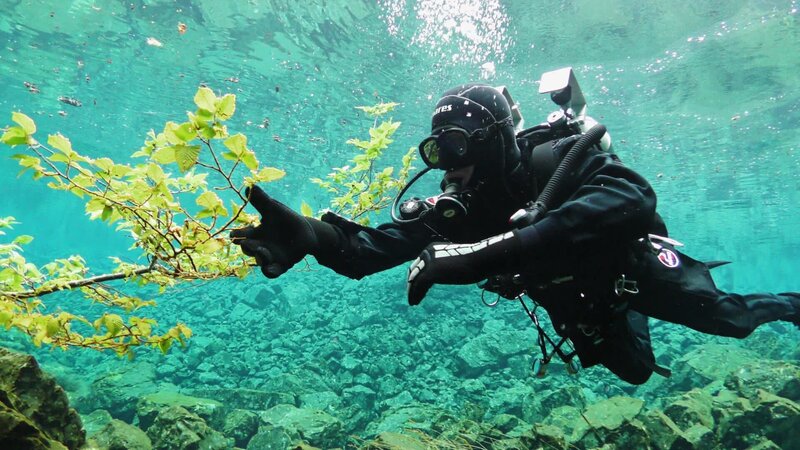 Mit einem Action-Guide können Sie einen spannenden Tauchgang in einer Höhle unternehmen. – Bild: Bergblick