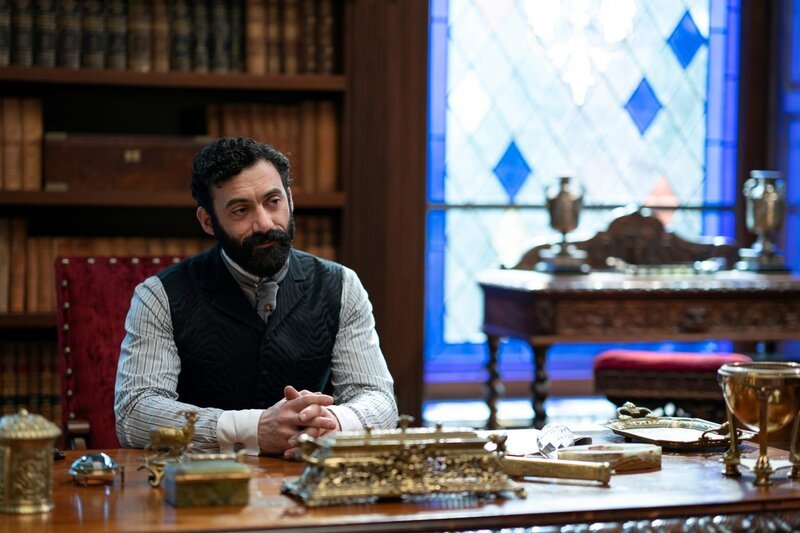 Morgan Spector as George Russell – Bild: 2021 Home Box Office, Inc. All rights reserved. HBO® and all related programs are the property of Home Box Office, Inc.