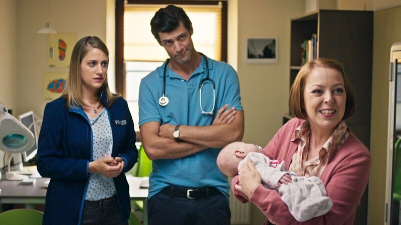 Eva (Bettina Burchard, l.) und Arzt Sven (Michael Raphael Klein) sind von der Idee, dass Baby zu behalten, nicht überzeugt. Haushälterin Maria (Susi Banzhaff) hingegen ist sichtlich begeistert. – Bild: RTL