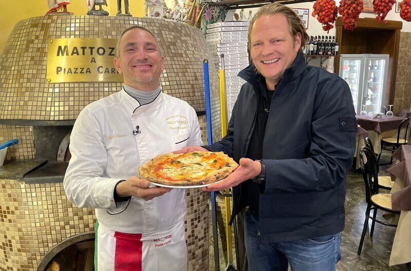 Björn Freitag (r.) backt mit Pizzabäcker Paolo Surace (l.) eine originale neapolitanische Pizza. – Bild: WDR/​Solis TV/​Joshua Stolz