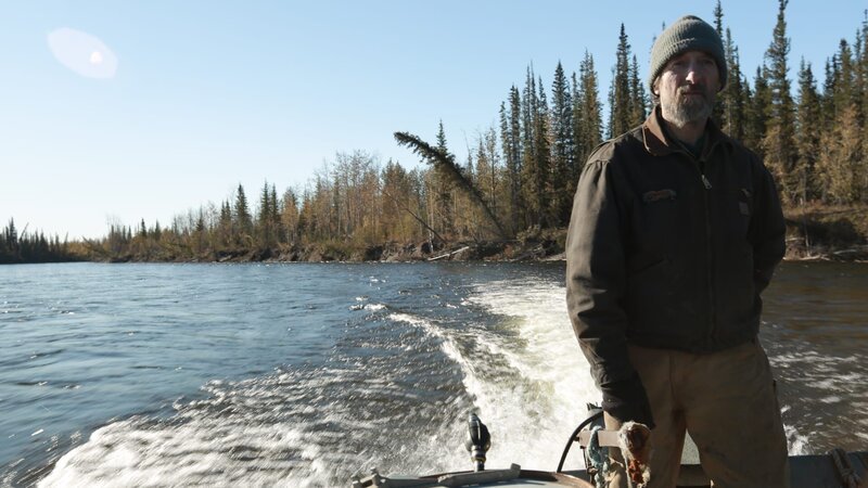 Bob Harte talking in front of camera about traveling via boat through the Alaska wilderness. – Bild: Animal Planet /​ Discovery Communications