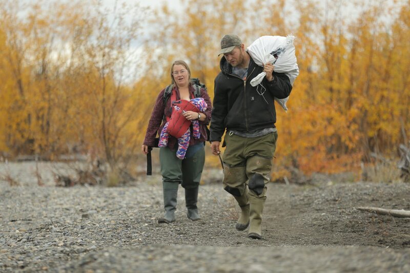 Selden family carrying fishing gear to their boat. – Bild: Discovery Communications