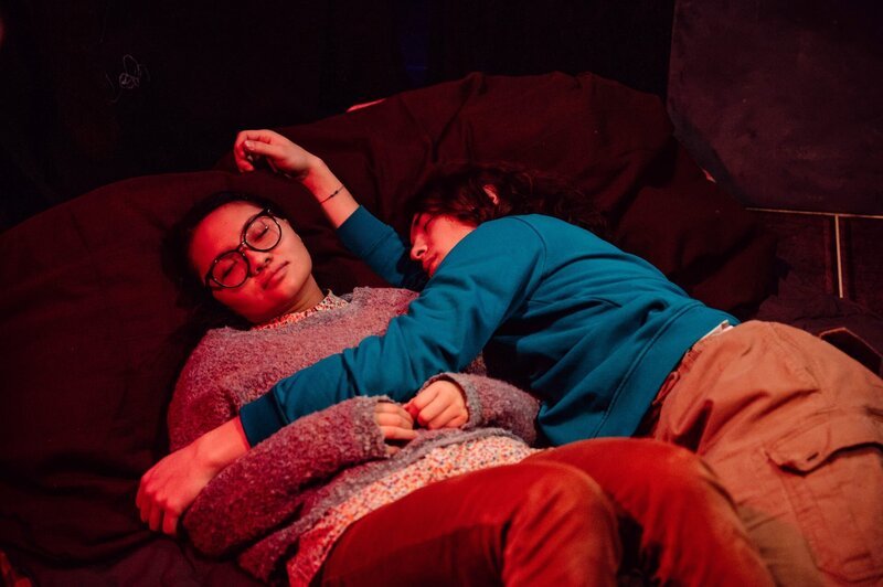 Eingesperrt im Exit-Raum schlafen Lien (Nui Nguyen) und Till (Marinus Hohmann) schließlich ein. – Bild: Nadya Jakobs /​ BR /​ BR/​Nadya Jakobs