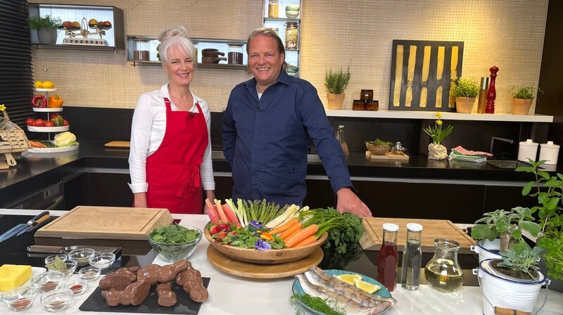 Anja Tanas (l) und Björn Freitag sind bereit für eine Koch-Challenge mit frischen Frühlingszutaten. – Bild: WDR/​Solis TV/​Joshua Stolz