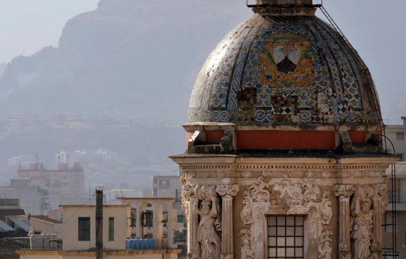 Blick über die Altstadt von Palermo mit Chiesa del Carmine Maggiore. – Bild: BR, SWR, Schmidt & Paetzel Fernsehfilme /​ BR/​Schmidt & Paetzel Fernsehfilme/​SWR