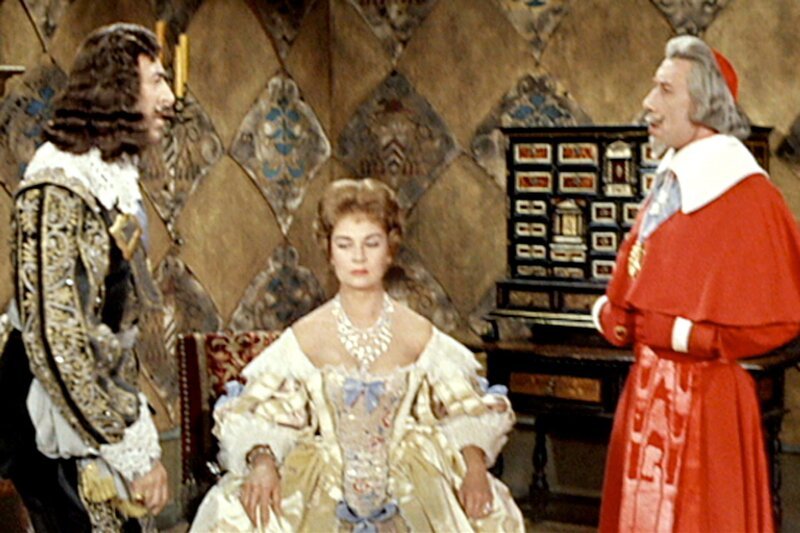 Kardinal Richelieu (Daniel Sorano, re.) spinnt seine Intrigen auch in Anwesenheit der Königin. – Bild: SWR/​Telepool