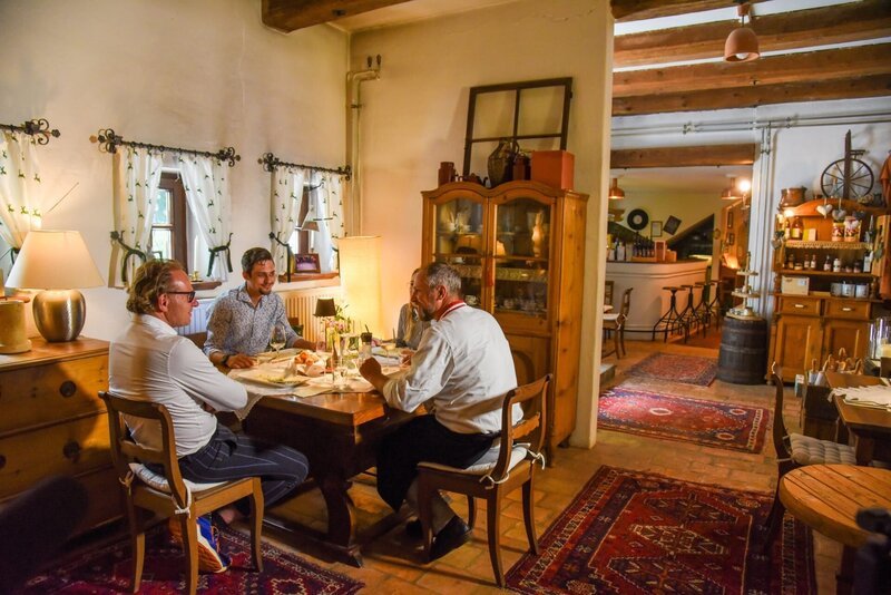 Essen im Rendlkeller. – Bild: Gerhard Mader/Produktion West Essen im Rendlkeller. – Bild: Gerhard Mader/Produktion West