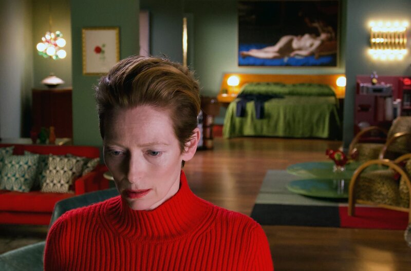 The Human Voice – Bild: Pathé Films/​Studiocanal TV /​ Eine Frau, die von ihrem Liebhaber verlassen wurde (Tilda Swinton), wartet darauf, dass der Mann seine Sachen und seinen Hund abholt.