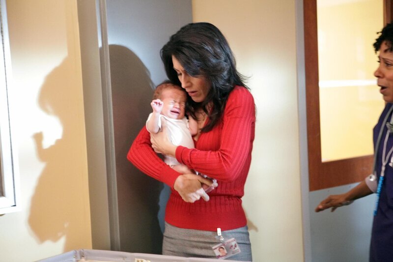 Ein Instinkt rät Cuddy (Lisa Edelstein), das Baby im Schwesternzimmer zu suchen. Dort findet sie das Kind von Sarah und das Krankenhaus kann wieder geöffnet werden … – Bild: Universal TV
