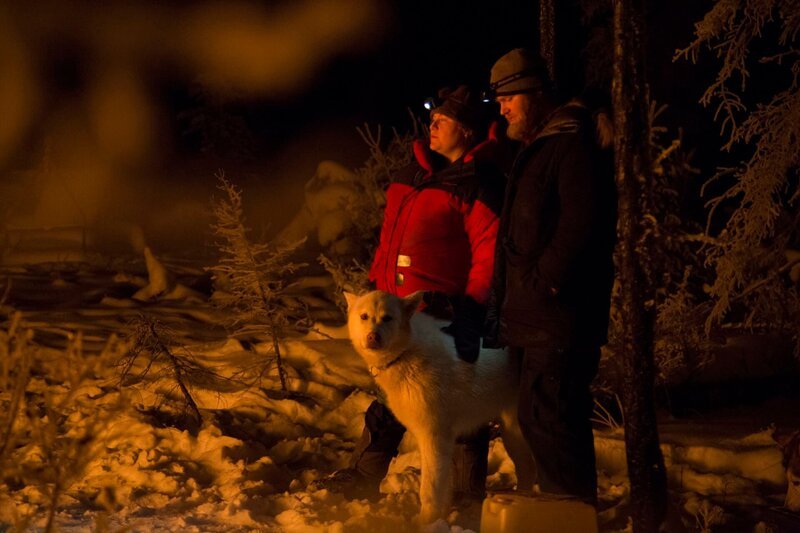 Tyler and Ashley Selden looking at the bonfire. – Bild: Discovery Channel /​ Discovery Communications