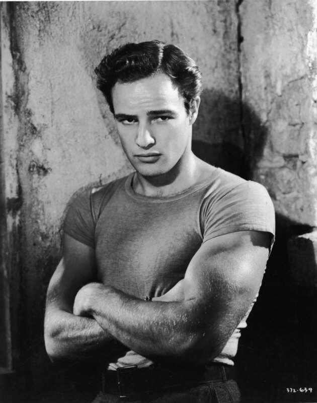Promotional portrait of American actor Marlon Brando with his arms folded, circa 1951. (Photo by Hulton Archive/​Getty Images) – Bild: Hulton Archive /​ Hulton Archive /​ Getty Images /​ 2003 Getty Images