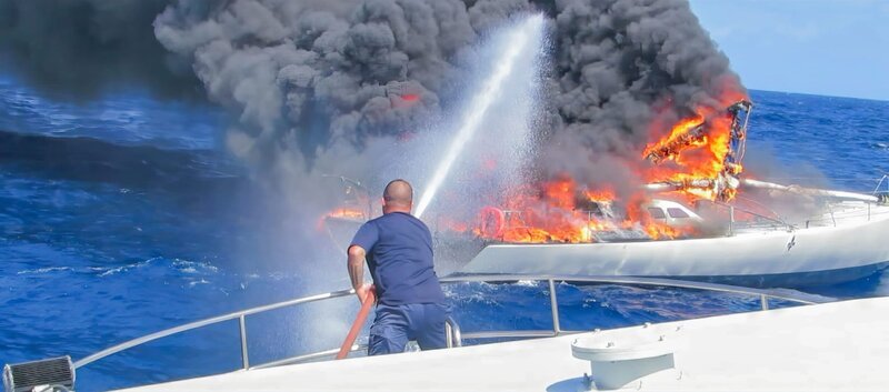 Der französische Zoll löscht das brennende Segelboot „Livie“. – Bild: ZDF und CAT & Cie /​ Incognita.