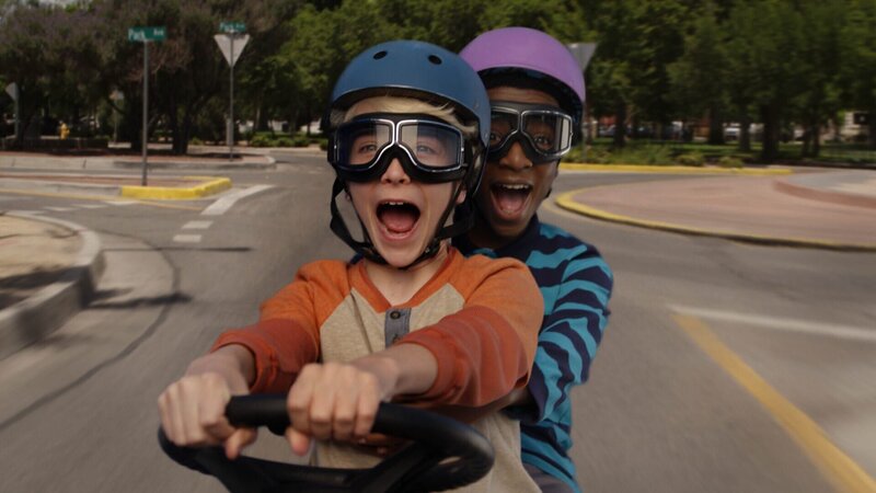 v.li.: Lincoln Loud (Wolfgang Schaeffer), Clyde McBride (Jahzir Bruno) – Bild: Paramount