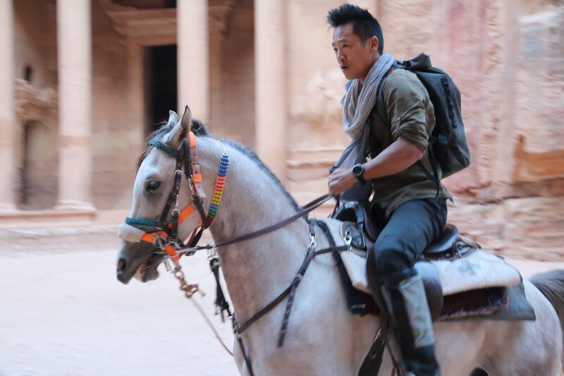 Petra, Jordanien – Albert Lin zu Pferd in Al-Khazneh in Petra, Jordanien. (National Geographic) – Bild: Blakeway Productions /​ National Geographic /​ National Geographic