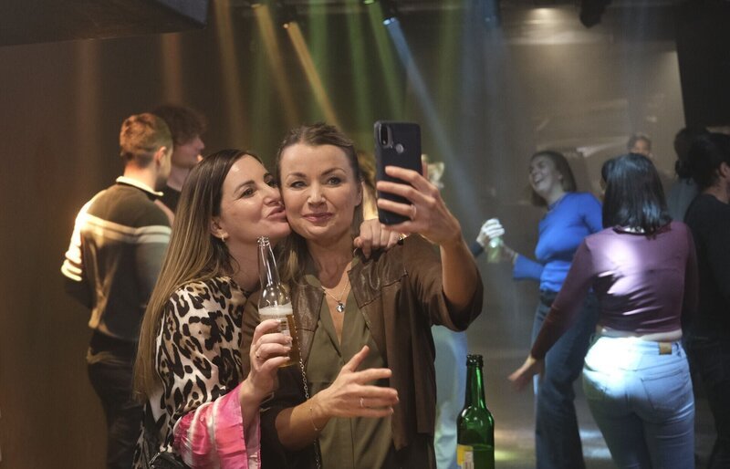 Nadine Sommer (Karoline von Wilcke, r.) und Caro Köhler (Anja Schönleben) machen ein Selfie im Club. +++ – Bild: RTL