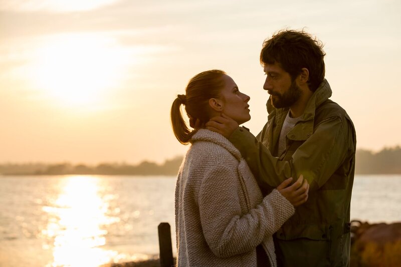 Britta (Cornelia Ivancan) und Jonas (Bjorn von der Wellen) empfinden viel füreinander. in Verbindung mit der Sendung bei Nennung ZDF/​Arvid Uhlig – Bild: ZDF/​Arvid Uhlig