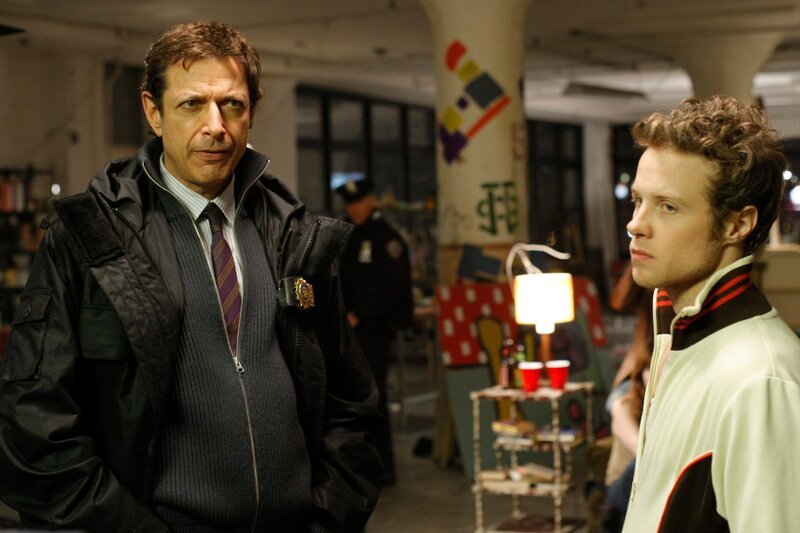-- „Rock Star“ Episode 8008 -- Pictured: (l-r) Jeff Goldblum as Detective Zach Nichols, Ashton Holmes as Hank -- USA Network Photo: Will Hart – Bild: 13th Street