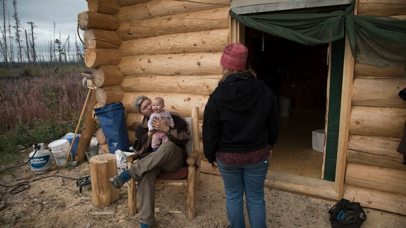 Tyler and Ashley outside of cabin with baby. – Bild: Discovery Communications