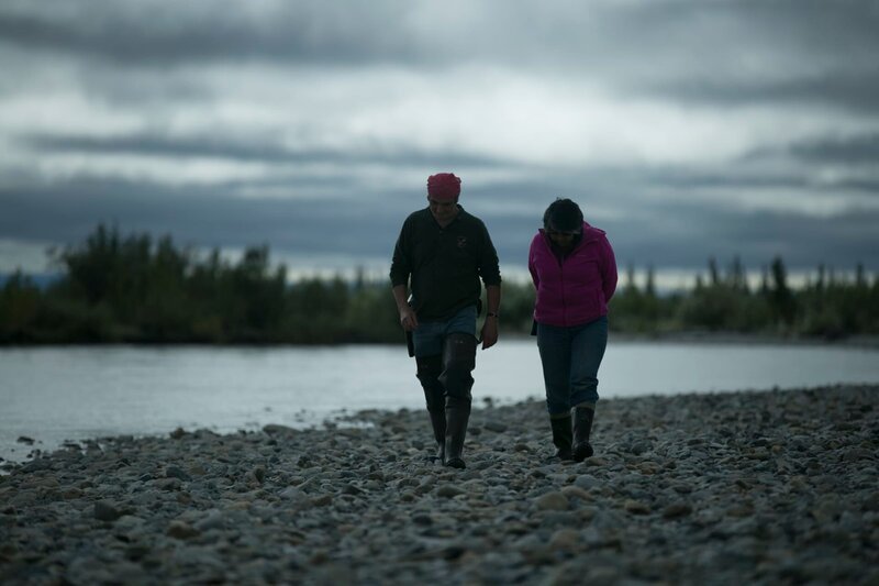 Edna and Heimo walks by the river. – Bild: Discovery Channel /​ Discovery Communications