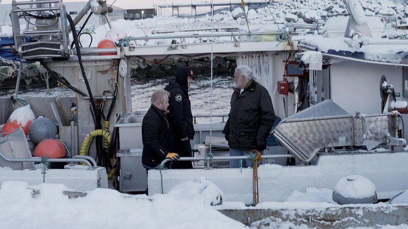 Tobias, Landon and Bill on the Tromstind boat, snow covering everything. – Bild: Discovery Communications LLC