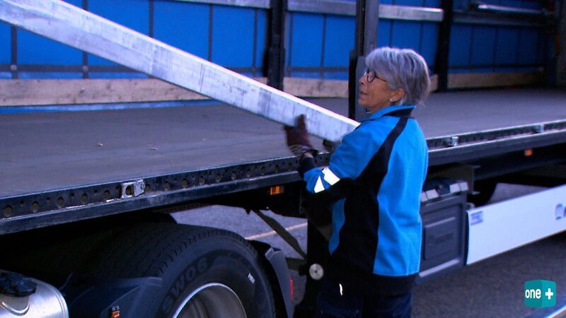 Eine Frau belädt einen Lastwagen – Bild: CH Media
