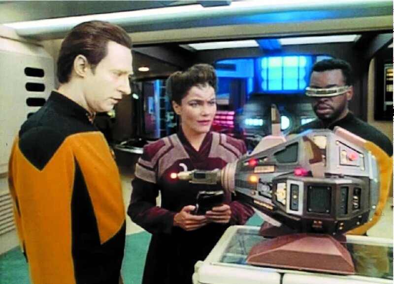 L-R: Lt. Commander Data (Brent Spiner), Dr. Farallon (Ellen Bry) und Lt. Cmdr. Geordi La Forge (LeVar Burton) – Bild: SYFY