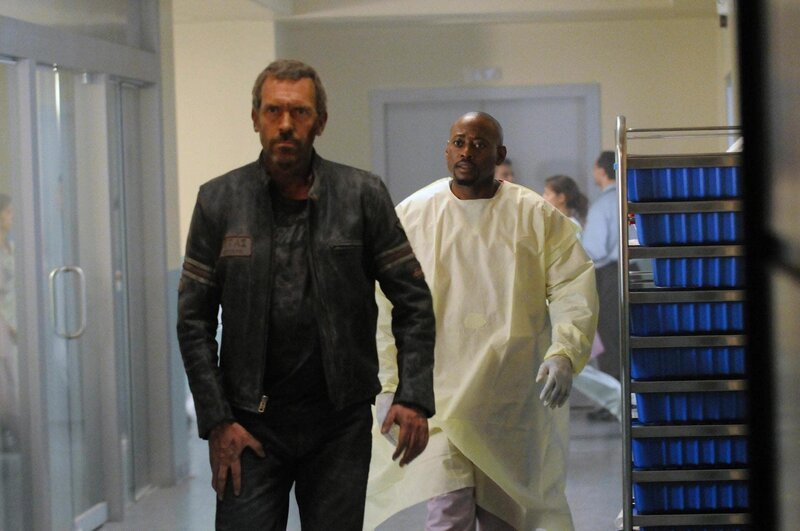L-R: Dr. House (Hugh Laurie) und Dr. Eric Foreman (Omar Epps) – Bild: Universal TV