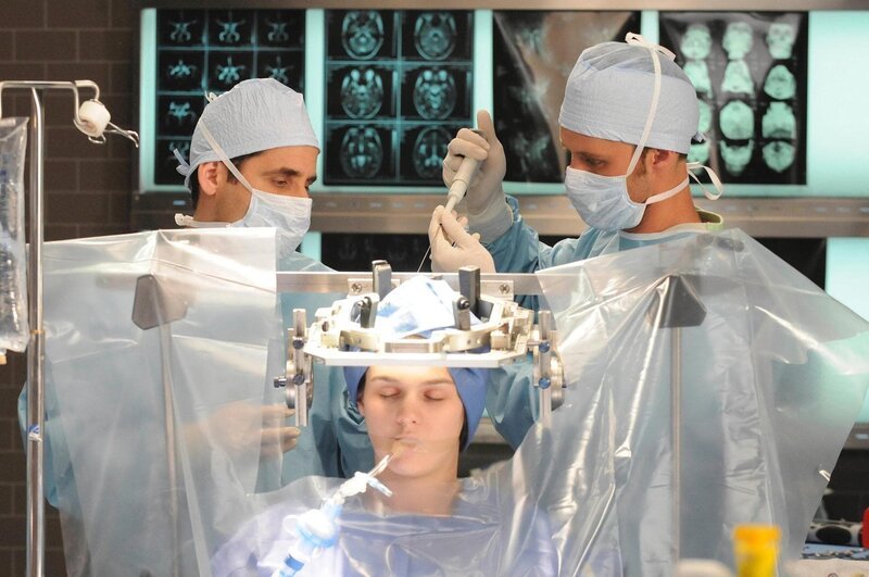 Dr. Taub (Peter Jacobson, l.) und Dr. Chase (Jesse Spencer) nehmen bei Abby (Cali Frederichs, vorne) einen komplizierten Eingriff vor. – Bild: Universal TV
