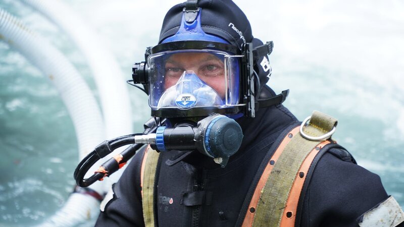 James Hamm in dive suit in Nugget creek – Bild: Warner Bros. Discovery