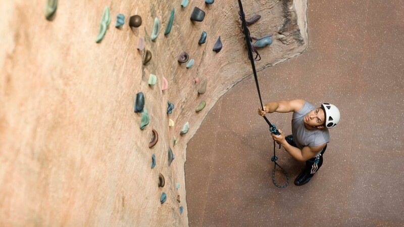 Man in Front of Climbing Wall – Bild: Fuse /​ Getty Images/​Fuse /​ ThinkstockPhotos-78741980.