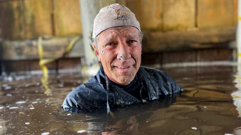 Nahaufnahme von Mike Rowe im Wasser. – Bild: Warner Bros. Discovery, Inc. or its subsidiaries and affiliates. All rights reserved.