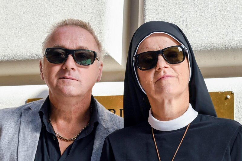Stolpe (Markus Hering) hat für sich und Schwester Hildegard (Andrea Sihler) Sonnenbrillen gekauft. – Bild: ORF/​Beta Film/​ARD/​Barbara Bauriedl