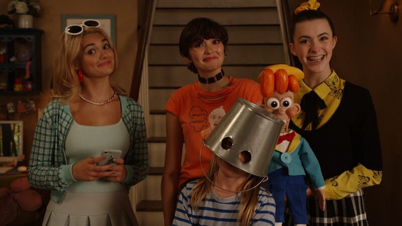 Hinter, v.li.: Leni Loud (Eva Carlton), Luna Loud (Sophia Woodward), Luan Loud (Catherine Ashmore Bradley) – Bild: Paramount