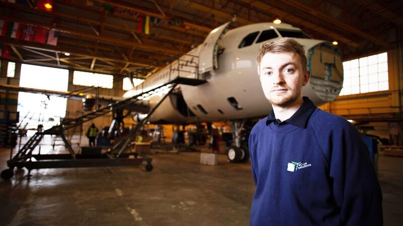 contributor in Hangar with plane in background – Bild: TCB