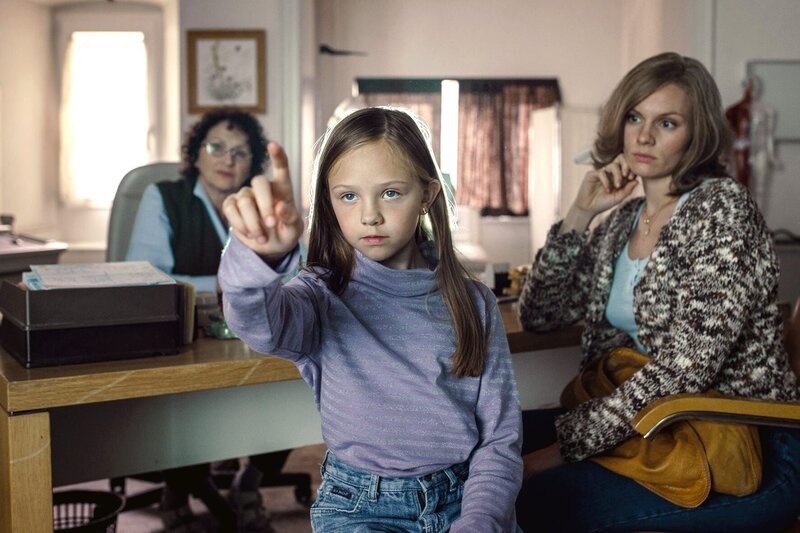 Hanni (Rosalie Thomass, re.) und ihre Tochter Magdalena (Romy Butz, Mi.) bei der Hausärztin (Agathe Taffertshofer, li.)Zur ARTE-Sendung Eine unerhörte Frau 1972644: Hanni (Rosalie Thomass, re.) und ihre Tochter Magdalena (Romy Butz, Mi.) bei der Hausärztin (Agathe Taffertshofer, li.) © ZDF/Hendrik Heiden Foto: ZDF Honorarfreie Verwendung nur im Zusammenhang mit genannter Sendung und bei folgender Nennung „Bild: Sendeanstalt/Copyright“. Andere Verwendungen nur nach vorheriger Absprache: ARTE-Bildredaktion, Silke Wölk Tel.: +33 3 881 422 25, E-Mail: bildredaktion@arte.tv – Bild: ZDF/Hendrik Heiden / Hanni (Rosalie Thomass, re.) und ihre Tochter Magdalena (Romy Butz, Mi.) bei der Hausärztin (Agathe Taffertshofer, li.)/Hendrik Heiden Hanni (Rosalie Thomass, re.) und ihre Tochter Magdalena (Romy Butz, Mi.) bei der Hausärztin (Agathe Taffertshofer, li.)Zur ARTE-Sendung Eine unerhörte Frau 1972644: Hanni (Rosalie Thomass, re.) und ihre Tochter Magdalena (Romy Butz, Mi.) bei der Hausärztin (Agathe Taffertshofer, li.) © ZDF/Hendrik Heiden Foto: ZDF Honorarfreie Verwendung nur im Zusammenhang mit genannter Sendung und bei folgender Nennung „Bild: Sendeanstalt/Copyright“. Andere Verwendungen nur nach vorheriger Absprache: ARTE-Bildredaktion, Silke Wölk Tel.: +33 3 881 422 25, E-Mail: bildredaktion@arte.tv – Bild: ZDF/Hendrik Heiden / Hanni (Rosalie Thomass, re.) und ihre Tochter Magdalena (Romy Butz, Mi.) bei der Hausärztin (Agathe Taffertshofer, li.)/Hendrik Heiden