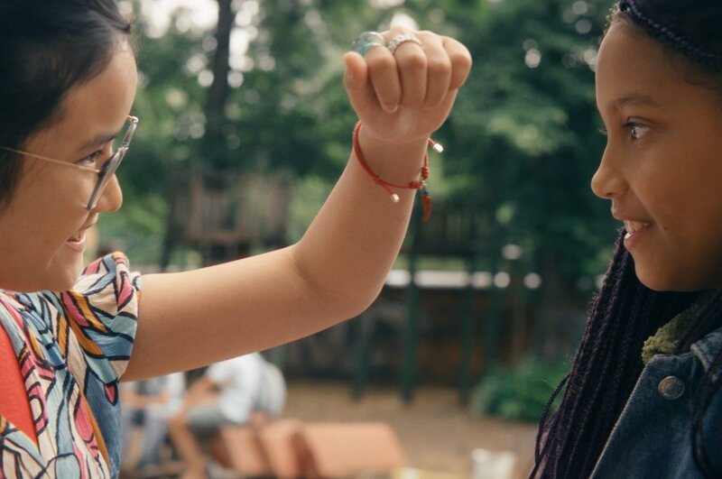 Châu (Ngoc Nhi Ha Tran, l.) und Milli (Marie Ngando, r.) sind beste Freundinnen mit dem Slogan „Chilli forever“. Châu trägt ein Armband mit Chilischote als Anhänger. Genau so eins schenkt sie auch Milli als Zeichen ihrer Freundschaft. – Bild: ZDF/​ Studio Zentral