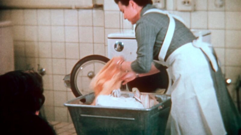 Vorführung eines Waschvollautomaten, 1955. Die meisten Frauen müssen noch von Hand schrubben, walken, kochen, wringen. – Bild: WDR/​Labo M GmbH