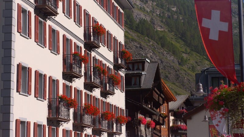 Traditionshotel im Bergdorf Zermatt – Bild: ZDF und SRF
