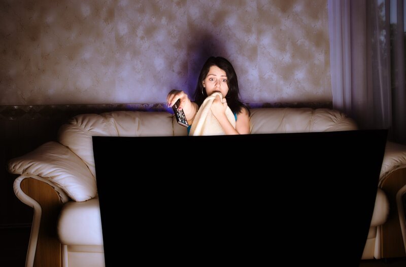 Przerażona dziewczyna /​ scarried beautiful girl watching TV on a couch – Bild: Discovery Communications